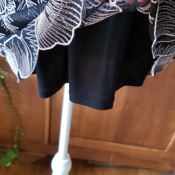 Beautiful embroidered blouse - Picture 6 of 6